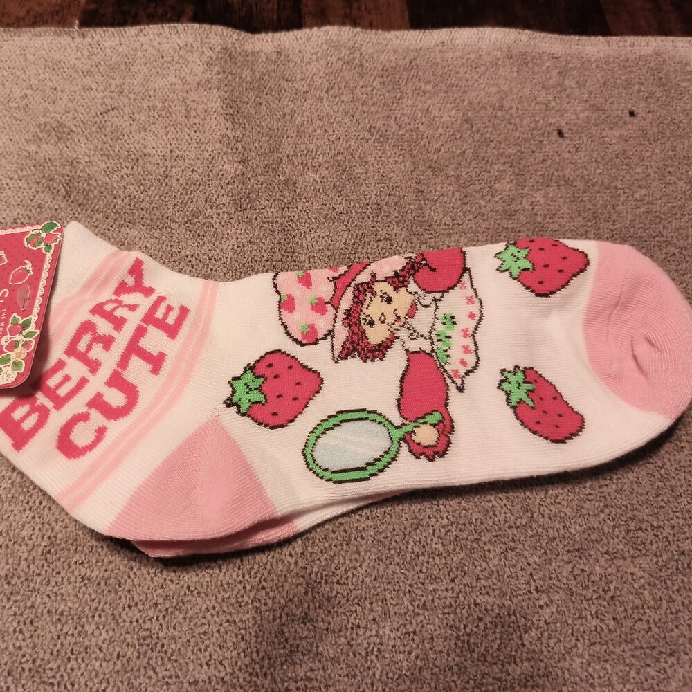 STRAWBERRY SHORTCAKE CREW SOCKS ONE SIZE